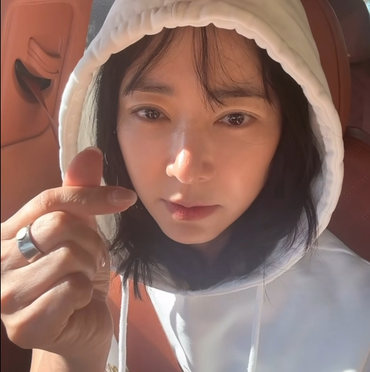 이본이 공개한 사진 속 패션은 매우 캐주얼하고 편안한 스타일로 눈길을 끌었다. 사진=이본 SNS