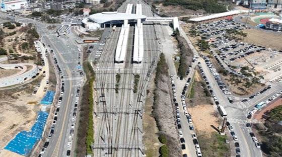 나주역과 나주종합스포츠파크가 '선상통로'로 연결된 후 스포츠파크 내 이면도로와 공영주차장이 수도권 장기 출타자 주차 차량으로 몸살을 앓고 있다. 사진 나주시