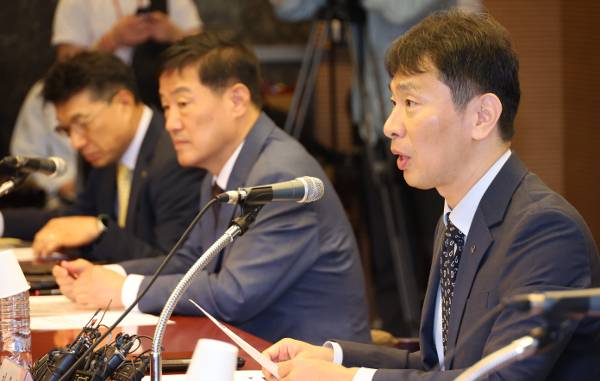 이복현 금융감독원장이 29일 서울 강남구 건설회관에서 열린 ‘부동산 프로젝트파이낸싱(PF) 연착륙을 위한 제2차 건설업계 간담회’에서 발언하고 있다. 이 원장은 전날 ‘자본시장 밸류업 국제세미나’에서 금융투자소득세에 대해 “현 상황에 대한 정확한 진단 없이 과거 기준대로 시행을 강행하면 1400만 개인투자자의 우려와 혼란이 가중될 수 있다”고 밝혔다. 연합뉴스