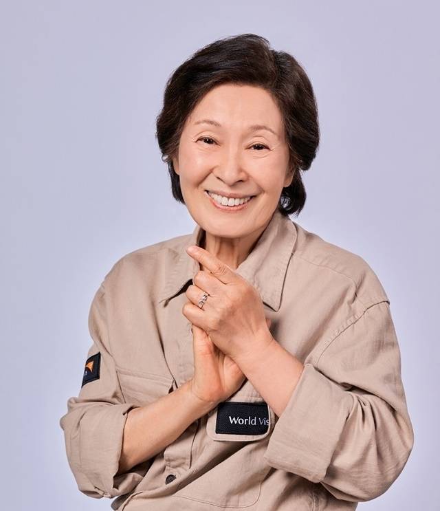 ‘스탑링’을 낀 김혜자 월드비전 친선대사. 제공|월드비전