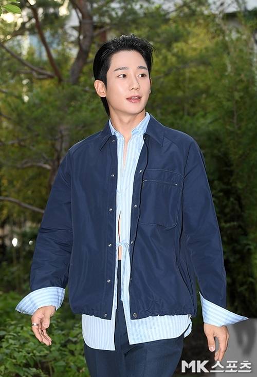 정해인은 네이비 컬러의 팬츠를 선택해 약간의 여유 있는 핏으로 편안함과 스타일을 동시에 잡았다. 사진=천정환 기자