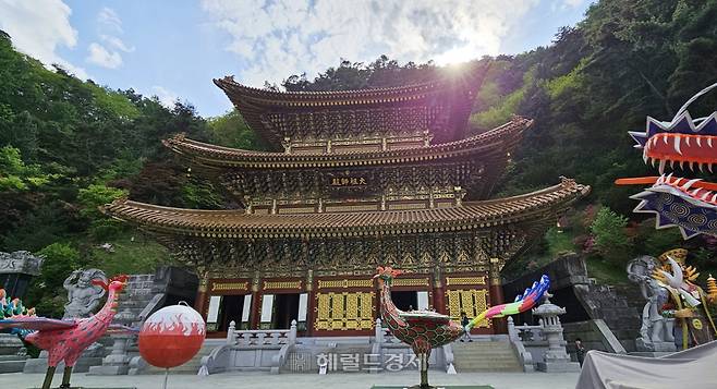 구인사의 핵심 건물인 대조사전. 금빛 기와에, 금가루를 섞은 단청을 칠한 3층 건물이다.