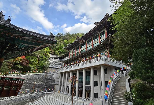 또다른 웅장한 건물인 광명전. 다양한 법회와 의식행사 등을 진행하는 장소다.