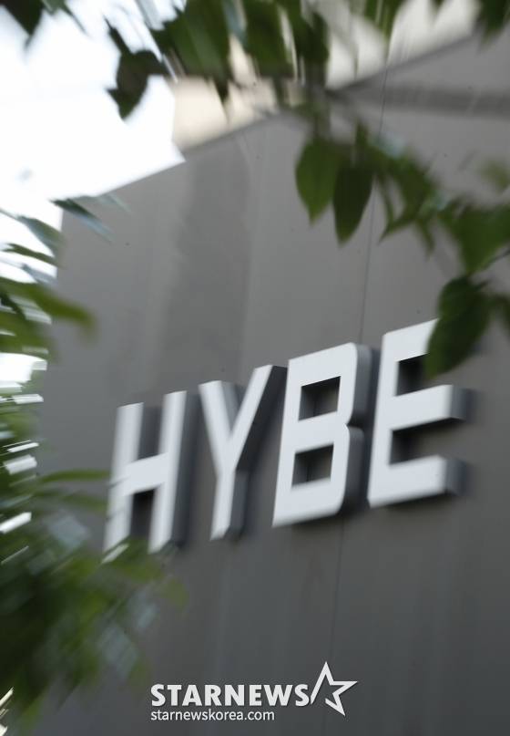 (서울=뉴스1) 권현진 기자 = 하이브와 갈등을 빚고 있는 ‘뉴진스 소속사’ 어도어가 10일 오전 서울 시내 모처에서 이사회를 개최했다. 민희진 대표의 법률대리인인 법무법인 세종 측은 10일 "오늘 이사회는 감사를 포함한 구성원 전원이 참석하여, 5월 31일 임시주주총회를 열기로 결의하였다"고 알렸다. 그러면서 "임시주주총회의 안건은 하이브가 요청한 내용으로 의결되었다"고 덧붙였다. 하이브가 요청한 임시주주총회 안건은 민희진 대표의 해임안이다. 하이브가 어도어의 80% 지분을 보유하고 있기에 해당 해임안이 통과되는 것은 /사진=(서울=뉴스1) 권현진 기자