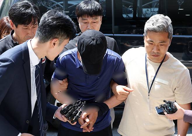 서울 강남의 한 오피스텔에서 모녀를 흉기로 찌르고 달아난 뒤 하루 만에 검거된 60대 남성 용의자가 31일 오전 서울 수서경찰서로 압송되고 있다. 2024.5.31 뉴스1