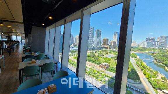 인천 송도동 포스코타워 송도 12층에 위치한 포스코인터내셔널 구내식당의 창 밖 뷰.(사진=남궁민관 기자)