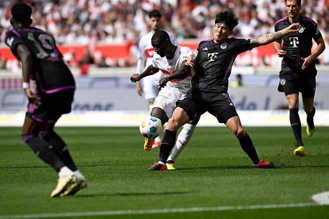 뱅상 콤파니 바이에른 뮌헨 감독 체제에서 바이에른을 떠날 선수는 누구일까. 방출 유력 후보에 대한 힌트가 등장했다. 독일의 바바리안풋볼은 31일(한국시각) '바이에른 뮌헨은 6명의 선수를 팔고 싶어한다'라고 보도했다. 아직 어떤 선수가 포함됐는지 밝혀지지 않았지만, 바바리안 풋볼은 김민재 또한 6명의 포함될 수 있는 후보로 예측했다. AFP연합뉴스