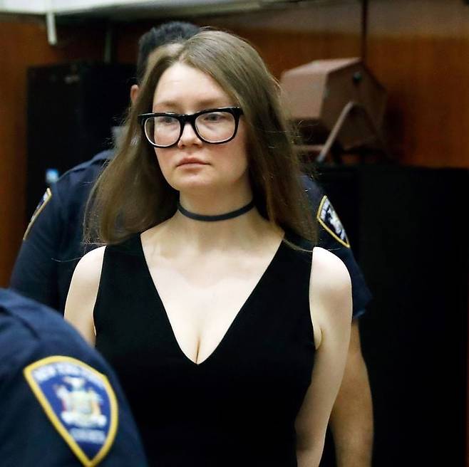 재판에 나올 때마다 다양한 브랜드와 룩을 선보인 '가짜 상속녀' 안나 소로킨./조선일보DB