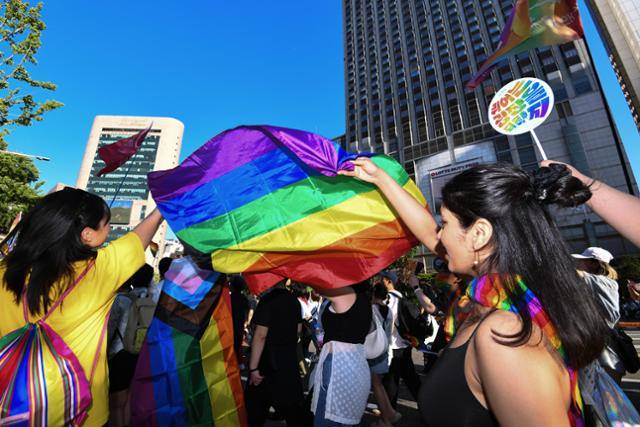 1일 서울 중구 을지로 일대에서 2024 퀴어퍼레이드 참가자들이 성소수자를 상징하는 무지개 깃발을 휘날리며 행진하고 있다. 임은재 인턴기자