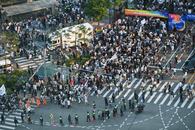 1일 서울 중구 을지로 일대에서 퀴어퍼레이드 참가자들이 행진을 마치고 행사장으로 들어오고 있다. 임은재 인턴기자