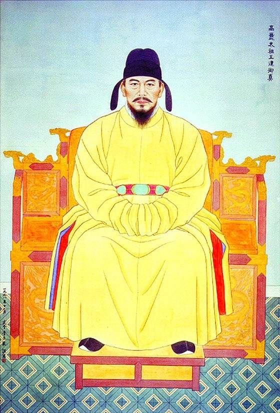 문화체육부가 제작한 태조 왕건의 초상화. 후대에 재현한 그림밖에 볼 수 없는 이유는 조선시대에 많은 고려 유물이 종교적 이유로 제거됐기 때문이었다.
