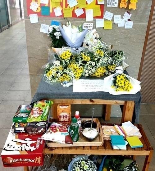 여행용 가방에 감금됐다가 숨진 A군이 살던 천안의 한 아파트 상가에 한 상인이 마련했던 추모공간. 연합뉴스