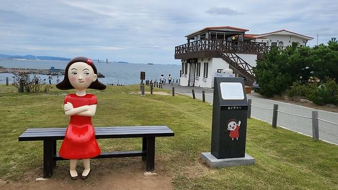해맞이 명소 울산 울주군 간절곶에 설치된 중구 캐릭터 울산큰애기 조형물. 중구는 울주군 이전 요청에 따라 조형물 이전을 추진 중이다. <자료=울산 중구>