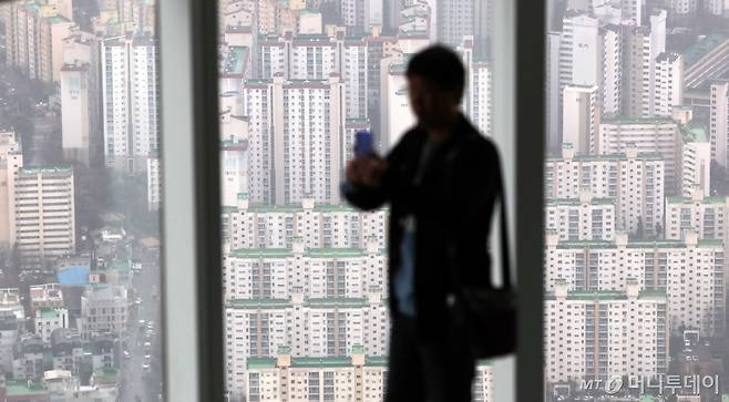 (서울=뉴스1) 박지혜 기자 = 아파트 청약제도가 대대적으로 개편된 25일 서울 송파구 서울스카이 전망대에서 아파트 단지가 보이고 있다.