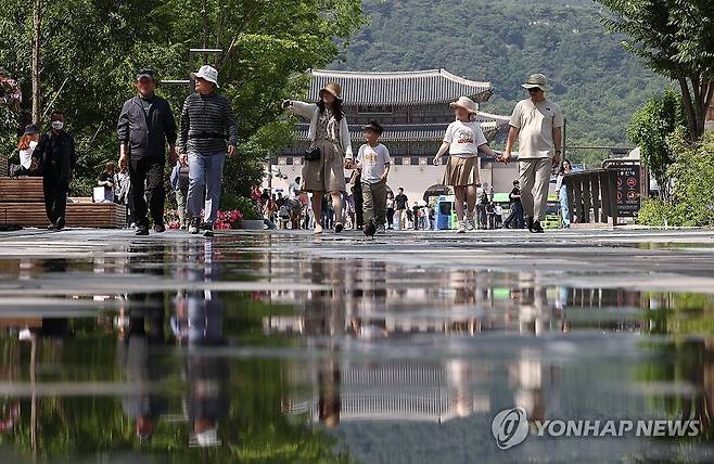더운 오후 광화문 (서울=연합뉴스) 류영석 기자 = 29일 오후 더운 날씨를 보이는 서울 광화문 광장에서 시민들이 걸어가고 있다. 2024.5.29 ondol@yna.co.kr