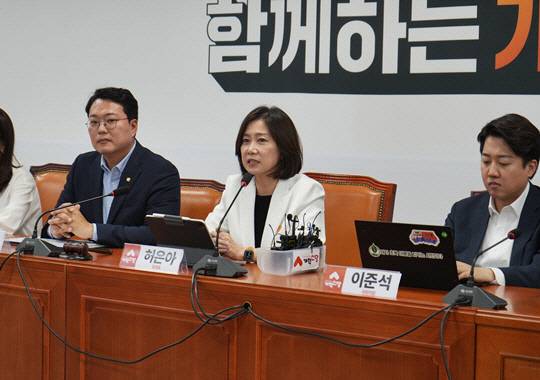 개혁신당 천하람(왼쪽부터) 원내대표, 허은아 당대표, 이준석 의원 등이 3일 국회에서 열린 당 최고위원회의에 참석해 있다.<개혁신당 홈페이지 사진 갈무리>