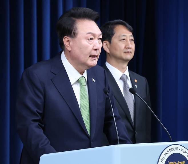 윤석열 대통령이 3일 용산 대통령실 청사에서 첫 국정브리핑을 하고 있다. 뉴스1화상