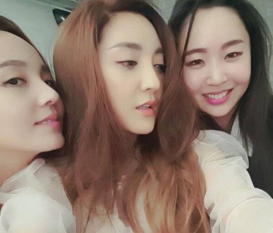 그룹 S.E.S 출신 유진(왼쪽부터)과 바다, 민희진 어도어 대표가 지난 2016년 함께 찍은 사진. 사진 민 대표 인스타그램 캡처