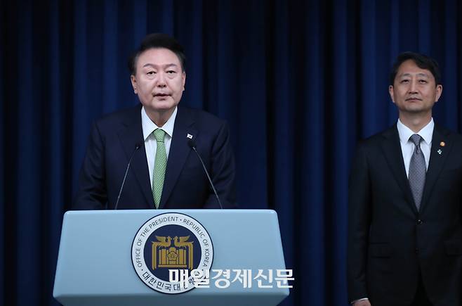 윤석열 대통령이 3일 서울 용산 대통령실청사에서 국정브리핑을 하고 있다. 오른쪽은 안덕근 산업통상자원부 장관 <이승환 기자>