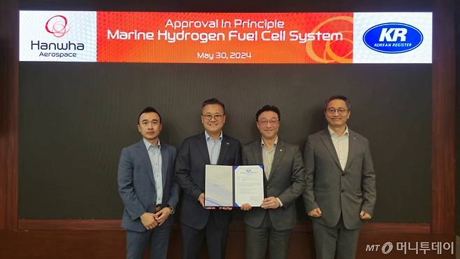 한화에어로스페이스 문승학 사업부장과(왼쪽 3번째)와 한국선급 김대헌 연구본부장(왼쪽2번째)이 30일 한화에어로스페이스 판교 R&D센터에서 열린 선박용 수소연료전지 AIP인증 수여식에 참석했다. /사진제공=한화에어로스페이스