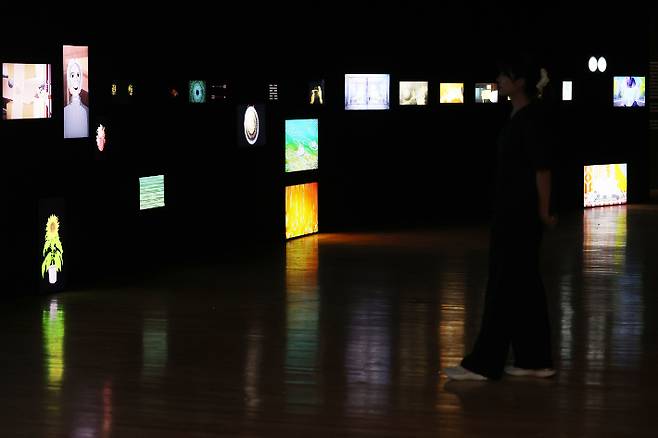 3일 오후 서울 종로구 아트선재센터에서 열린 '호추니엔: 시간과 클라우드' 기자간담회에서 참석자가 작품을 관람하고 있다. 전시는 다양한 매체를 통해 아시아 근대성, 역사, 정체성을 탐구한 호추니엔의 작업을 선보인다. 연합뉴스