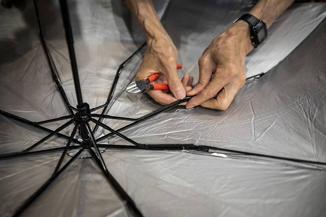 사람들이 기증한 헌 우산 가운데 일부는 다른 우산을 수리하는 데 부품으로 사용된다. ⓒ시사IN 신선영