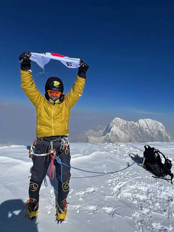 강력한 눈폭풍을 만나 정상을 200여 m 남기고 1차 등정에 실패한 뒤 엿새 만에 마침내 쥬갈 히말라야 정상에 오른 엄홍길 대장이 태극기를 펼쳐들고 감격에 젖은 모습. 엄 대장은 2007년 로체 등정 이후 17년 만에 고산 등정에 나서 '도전에 나이는 결코 문제가 되지 않는다'는 것을 보여 줬다
