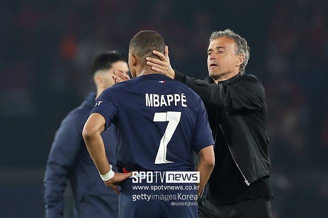 ▲ 4일(한국시간) 프랑스 매체 르 파리지앵에 따르면 음바페는 카림 밴제마가 알 이티하드로 이적하면서 공석이 된 9번을 선택할 전망이다. 하지만 9번은 음바페가 달았던 번호가 아닌 만큼 다음 시즌이 정식으로 시작하거나, 혹은 향후엔 음바페가 등번호를 바꿀 것이라는 관측이 지배적이다.