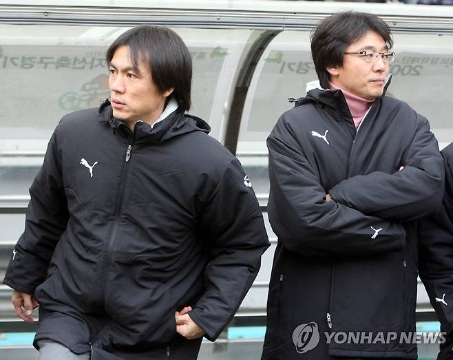 우리는 영원한 라이벌 (서울=연합뉴스) 최재구 기자 = 25일 서울 마포구 상암동 월드컵경기장에서 열린 홍명보장학재단과 함께하는 2007 자선축구경기에서 황선홍 감독과 홍명보 코치가 경기 후 퇴장하고 있다. 2007.12.25 jjaeck9@yna.co.kr