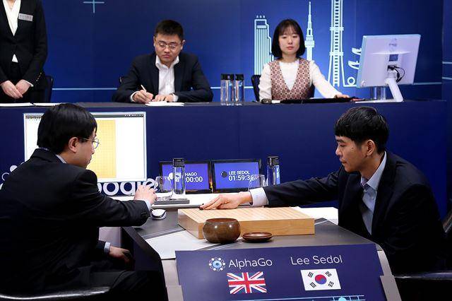 2016년 3월 15일 오후 서울 종로구 광화문 포시즌스호텔에서 열린 이세돌 9단과 구글의 인공지능(AI) 알파고의 다섯 번째 대국에서 이세돌 9단이 수를 두고 있다. 이세돌의 뇌는 약 시간당 20와트(W)의 전력을 소비했을 것으로 추정되는 반면, 당시 알파고는 1,202개의 중앙처리장치(CPU)와 176개의 그래픽처리장치(GPU)를 사용해 훨씬 더 많은 전력을 소비한 것으로 알려졌다. 구글 제공