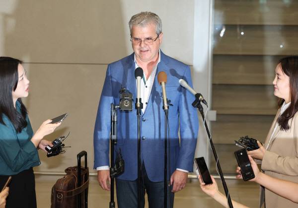 미국 액트지오의 비토르 아브레우 박사가 5일 인천국제공항 제2여객터미널을 통해 입국해 취재진 질문에 답하고 있다. 연합뉴스