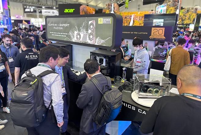 ▲ 참관객의 발걸음을 멈추게 하는 MSI 그래픽카드 전시장