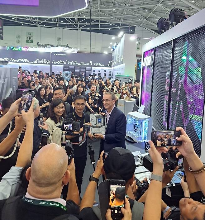 ▲ 다음으로 메인보드 부스.. 황회장님에 이어 인텔의 펫 갤싱어까지, 컴퓨텍스에서는 IT 대부들을 쉽게 볼 수 있다