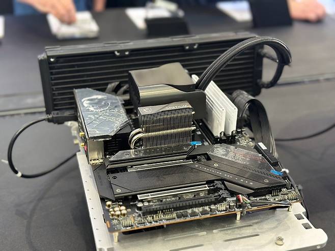 ▲ SSD 쿨링 시스템을 한눈에 볼 수 있도록 전시해 둔 모습