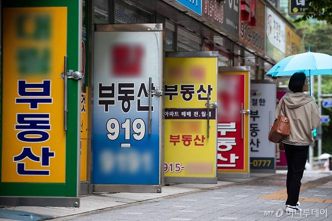 (서울=뉴스1) 유승관 기자 = 서울 아파트 전세가격이 고공행진을 이어가고 있는 가운데 서울 강북지역 공인중개사 사무소 밀집지역 모습. 한국부동산원이 발표한 4월 다섯째 주(29일 기준) '주간 아파트가격 동향'에 따르면 이번 주 서울 아파트 전셋값은 전주 대비 평균 0.07% 상승한 것으로 나타났다. 지난해 5월 넷째 주 상승으로 돌아선 서울 아파트 전셋값은 이번 주까지 50주 연속 오름세다. 2024.5.7/뉴스1 Copyright (C) 뉴스1. All rights reserved. 무단 전재 및 재배포, AI학습 /사진=(서울=뉴스1) 유승관 기자