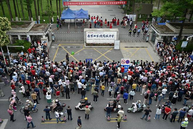 7일 중국 장쑤성 난징의 한 가오카오 시험장 앞에서 수험생 가족들이 기다리고 있다. (사진=AFP)
