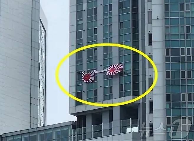 6일 부산 수영구 한 아파트 입주민 이 모 씨가 자신의 집 창문에 일본 군국주의의 상징인 욱일기를 걸어 놨다.(온라인커뮤니티 갈무리)