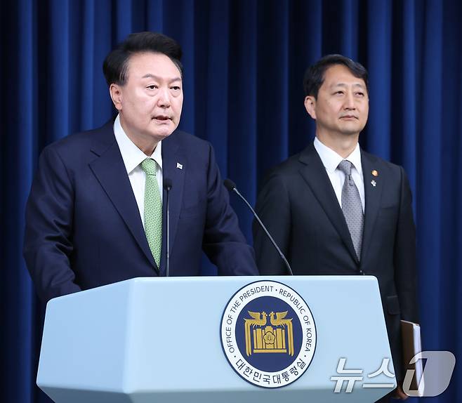 윤석열 대통령이 3일 용산 대통령실 청사에서 열린 첫 국정브리핑에서 "포항 영일만 앞바다에서 막대한 양의 석유와 가스가 매장돼 있을 가능성이 높다는 물리탐사 결과가 나왔다"고 발표하고 있다. 2024.6.3/뉴스1 ⓒ News1 송원영 기자