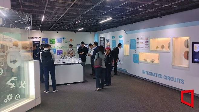 일본인 관광객들이 신주과학단지 내 전시 박물관을 관람하고 있다. 사진=김형민 기자