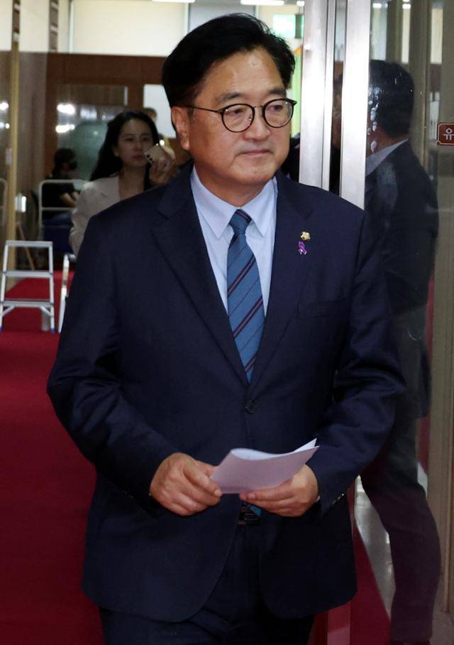 우원식 국회의장이 7일 국회에서 행사 참석을 위해 사무실을 빠져나가고 있다. 뉴시스