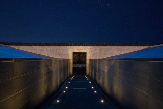 일본의 건축 거장 안도 다다오가 설계한 유민 아르누보 뮤지엄. 은은한 조명이 어우러진 밤 풍경이 낭만적이다. 사진 휘닉스호텔앤리조트