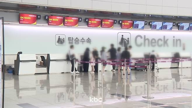 ▲비엣젯항공 '기체결함'에 '31시간' 지연..기다리는 승객들