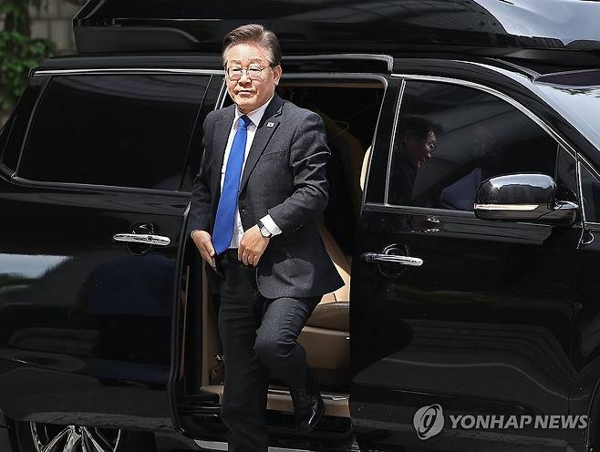 차에서 내리는 이재명 대표 (서울=연합뉴스) 류영석 기자 = 더불어민주당 이재명 대표가 7일 오전 서울 서초구 서울중앙지법에서 열린 '대장동 배임·성남FC 뇌물' 관련 1심 속행 공판에 출석하고 있다. 2024.6.7 ondol@yna.co.kr