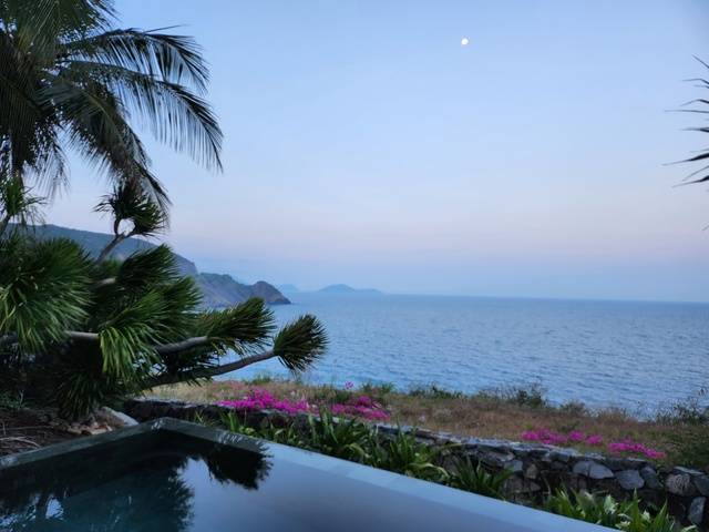 최근 들어 베트남 냐짱(나트랑)을 찾는 한국인이 부쩍 많아졌다. 한국과 비교해 저렴한 비용으로 풀빌라에서 천혜의 자연환경을 누릴 수 있어서다. 사진은 냐짱의 한 대형리조트에서 바라본 바다 전경.