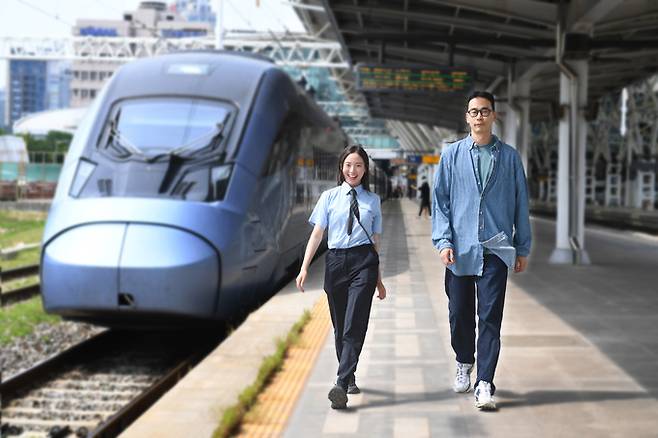 코레일 유튜브 크리에이터로 활약하고 있는 ‘미스기관사’ 강하영 주임(왼쪽)과 ‘타조알’ 김선엽 주임. 코레일 제공