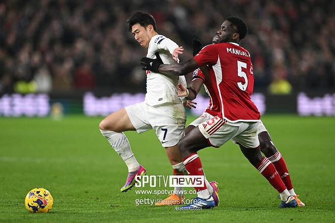 ▲ 손흥민에게 인종차별 공격을 한 영국 축구팬이 징계를 받았다. 노팅엄 포레스트를 지지하는 50대 남성은 손흥민과 토트넘 홋스퍼 원정 팬들에게 지속적으로 인종차별 욕설을 한 혐의로 기소됐다. 이스트미들랜즈 검찰청은 해당 남성에게 400만원이 넘는 벌금을 부과하고 3년간 모든 축구장의 출입을 금지시켰다.