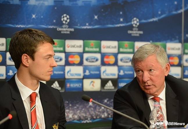 알렉스 퍼거슨(오른쪽) 감독과 에반스. /AFPBBNews=뉴스1