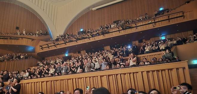 1년6개월 만에 열린 임윤찬의 피아노 독주회에 감격한 관객들 (서울=연합뉴스) 7일 서울 송파구 롯데콘서트홀에서 열린 임윤찬 리사이틀 공연을 관람한 관객들이 기립박수를 하고 있다. 2024.06.07 hyun@yna.co.kr