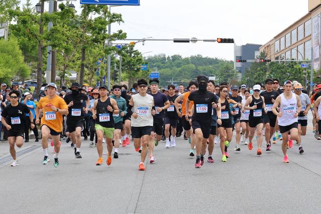 ▲ ‘함께 달려요, 탄탄대로 강원세상, 행복도시 동해시’ 제25회 동해시민달리기대회가 지난 8일 동해문화예술회관 일원에서 시민 등 1000여명이 참가한 가운데 열렸다.