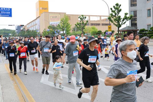 ▲ ‘함께 달려요, 탄탄대로 강원세상, 행복도시 동해시’ 제25회 동해시민달리기대회가 지난 8일 동해문화예술회관 일원에서 시민 등 1000여명이 참가한 가운데 열렸다.